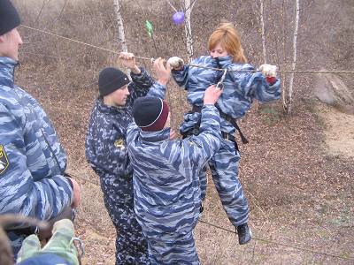 Мальчишки и девчонки отправились в разведку