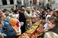 Первое яблочко на зубок