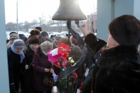 Звонил колокол, пламенели гвоздики